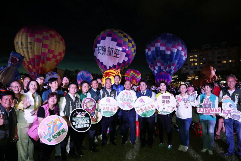 「2025台南熱氣球派對」,今日起一連兩天在永華市政中心西側廣場及西拉雅廣場登場,除了首度於熱鬧市區登場的熱氣球繫留體驗,以及光雕秀及無人機展演外,還有超過70家台南在地旅宿、餐飲與觀光工廠等業者攜手推出專屬優惠。 圖:台南市政府提供