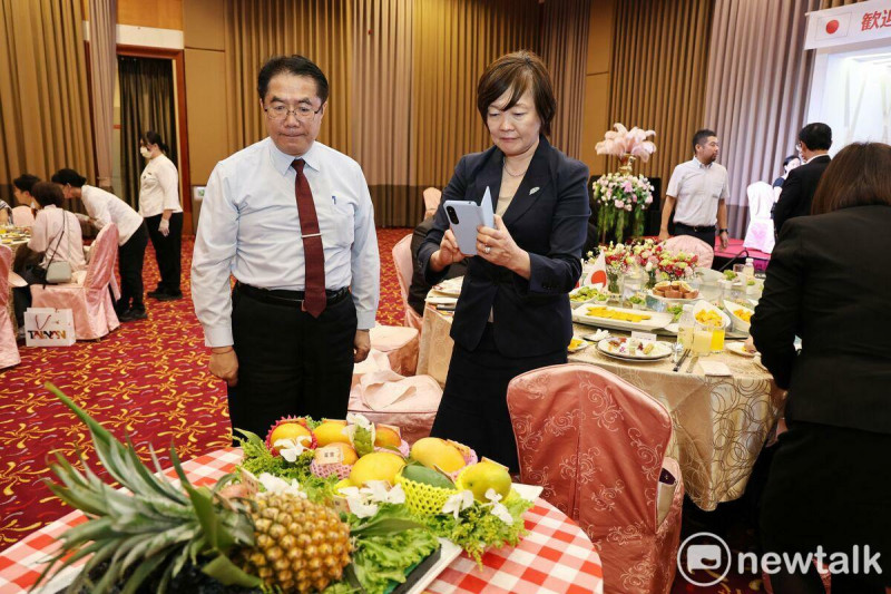 台南市長黃偉哲特別準備了高達9種不同品種的芒果饗宴款待貴賓，讓兩年前來訪後就對台南芒果念念不忘的安倍夫人大感驚喜，不斷詢問品種資訊，更頻以手機拍照紀錄。   圖：台南市政府提供