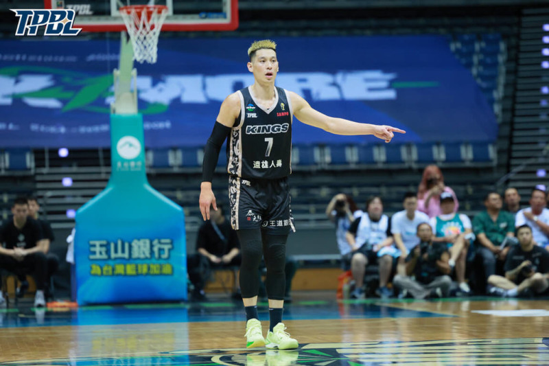 台灣職業籃球大聯盟（TPBL）新北國王隊21日作客高雄全家海神隊主場，靠著當家球星林書豪（中）飆進全場最高26分，終場就以104比99奪勝，在總冠軍系列賽取得2比1領先。（TPBL提供）中央社記者陳容琛傳真  114年6月21日   