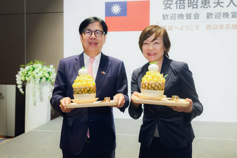 陳其邁(左)以澎湃的大樹鳳梨特製冰品招待安倍昭惠(右)。   圖：高雄市行國處/提供