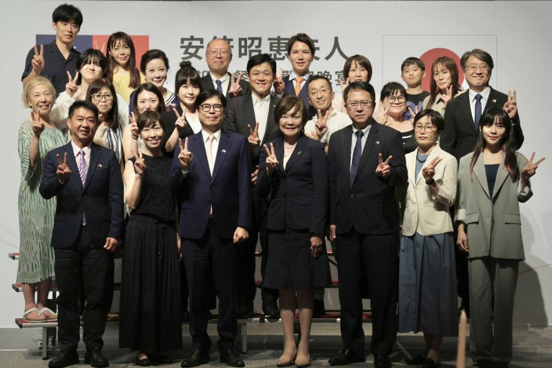 陳其邁(前排左三)以在地特色晚宴接待安倍昭惠(前排中)一行。 圖:高雄市行國處/提供