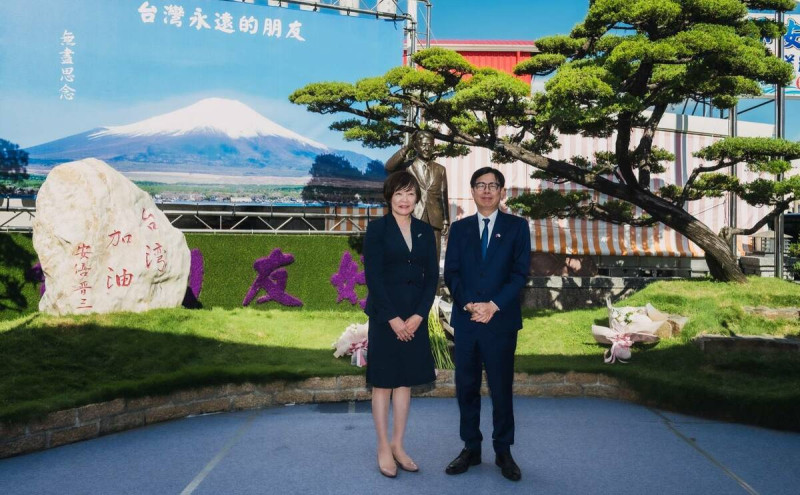 陳其邁(右)陪同安倍昭惠(左)瞻仰安倍晉三銅像。 圖:高雄市行國處/提供
