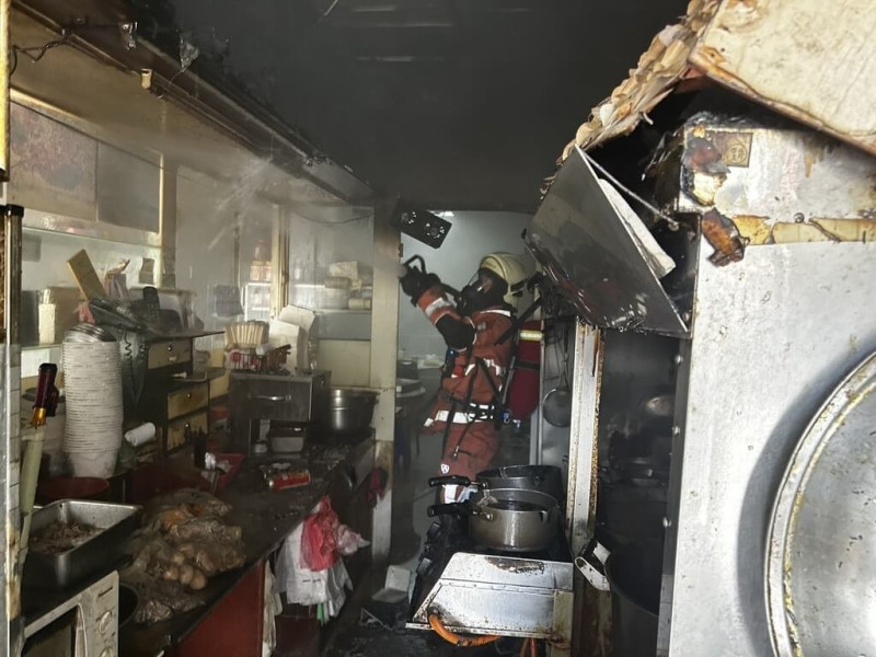 新竹市南寮地區1間鴨肉麵店22日上午發生火警，警消到場確認起火點為1樓營業用廚房，火勢約10分鐘後撲滅。（新竹市消防局提供）中央社記者魯鋼駿傳真  114年6月22日   