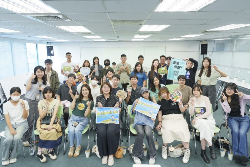 民進黨青年部以「打破藍白浪花」為理念，招募「夏日破浪行動」青年志工，昨（21）日舉辦青年志工培訓，邀請南投縣議員沈夙崢、基隆市議員張之豪為青年志工開設罷免宣講課程。   圖：民進黨 / 提供