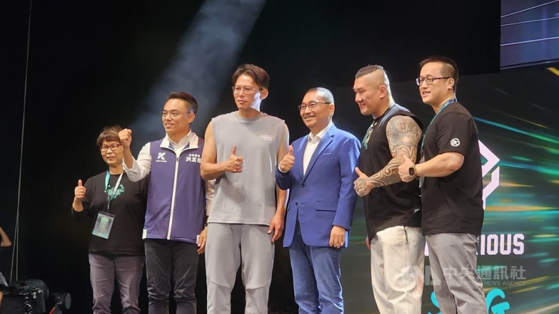 第5屆成吉思汗盃全國健美公開賽22日在宏匯廣場登場，新北市長侯友宜（右3）、民眾黨主席黃國昌（左3）、網紅「館長」陳之漢（右2）及國民黨立委洪孟楷（左2）等人都出席開幕活動。中央社記者王鴻國攝  114年6月22日   