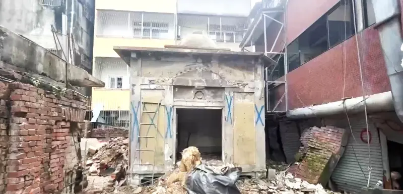 夾在兩棟透天厝中間的神秘建築，因拆除鐵皮屋而重建天日。   圖：台中市議員王立任提供