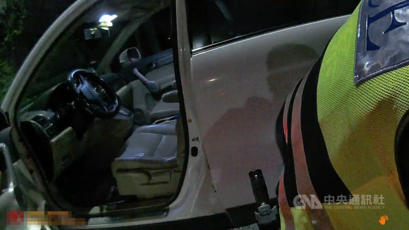 台中警方22日凌晨在外埔區執行路檢勤務，陳姓男子開車行經時，面對盤查神情慌張、言語閃爍，員警在其車內發現毒品安非他命，陳男坦承毒品為自己持有與使用，警詢後依毒品罪嫌法辦。（翻攝照片）中央社記者蘇木春傳真  114年6月22日   