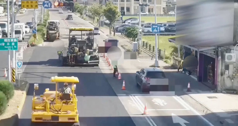 民眾日前開車行經宜蘭市一處路口時遭科技執法取締闖紅燈，駕駛指當時對向道路施工，有人引導往前行駛。警方22日表示，經再次檢閱當天錄影畫面，工程人員並未引導車輛紅燈前行，舉發交通違規並無違誤。（讀者提供）中央社記者王朝鈺傳真  114年6月22日   
