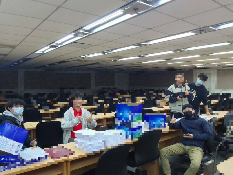 發動罷免李坤城的公民團體「三月圍城」22日晚間宣布，已蒐集2萬7千份連署，突破法定門檻的2萬6576份，並預計23日下午前往新北市選委會送件。   圖：翻攝自宋建樑Threads