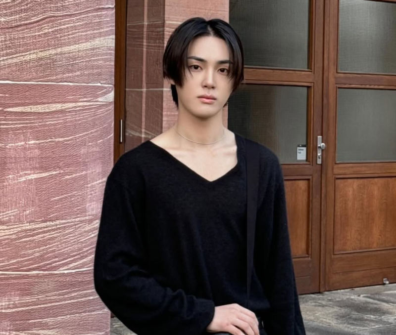 周鶴年6月18日無預警被公司宣布退隊，原因是疑似和大11歲的前日本AV女優明日花綺羅進行性交易。   圖：翻攝自周鶴年IG