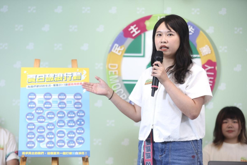 民進黨青年部副主任吳奕柔介紹文宣品最後可以合成一個「罷」字 圖:民進黨提供