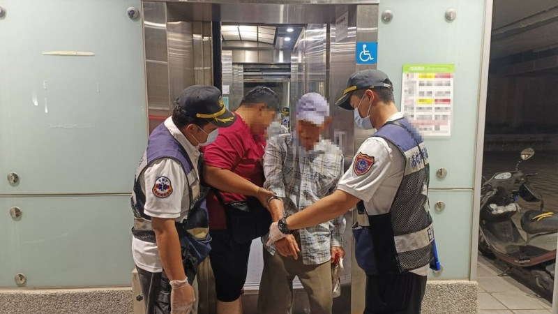 高雄82歲老翁22日深夜11時多受困輕軌真愛碼頭站電梯，警消獲報前往救援，與電梯廠商一起協助老翁脫困。（高雄市消防局提供）中央社記者蔡孟妤傳真  114年6月23日   