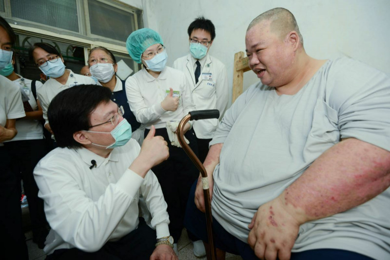 45歲吳先生曾重達280公斤，足不出戶6年，在台北慈濟醫院協助下縮胃手術成功減至80公斤。   圖：慈濟醫院 ／ 提供