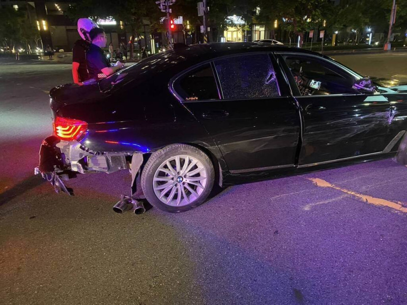 台中市警察局第六分局22日晚間在西屯區攔查1輛車籍異常轎車，駕駛拒檢沿途擦撞逾40輛停放路邊汽機車，最後趁亂棄車逃逸；23日凌晨在雲林被查獲。（民眾提供）中央社記者郝雪卿傳真  114年6月23日   