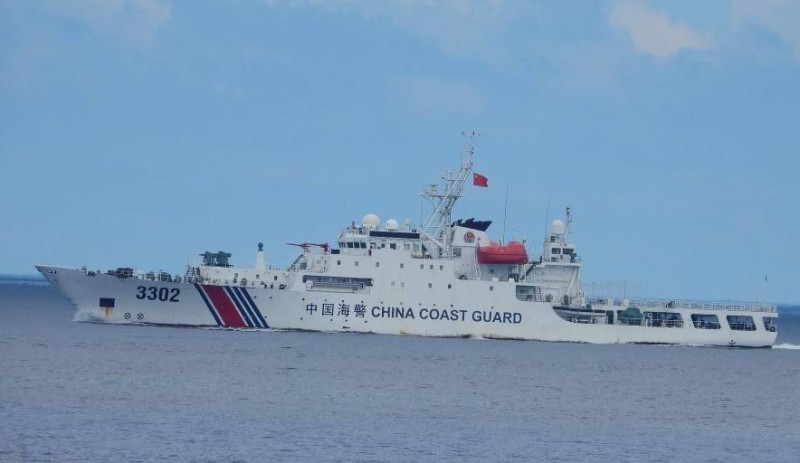 中國海警船「3302」21日駛入東沙西北西方限制水域，海巡署「巡護七號」全程併航監控，並調來「雲林艦（CG-5003）」支援驅離。   圖：海巡署提供