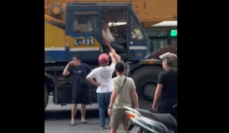 路人叫罵要肇事的77歲賴姓男子下車。 圖:翻攝Treads@watchmaniac_ron