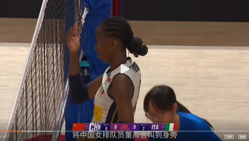 義大利女排運動員寶拉.艾格努 ( Paola Egonu ) 因在比賽期間,對中國球員董禹含做出部分爭議行為,遭中國球迷炎上。 圖 : 比賽影片截圖