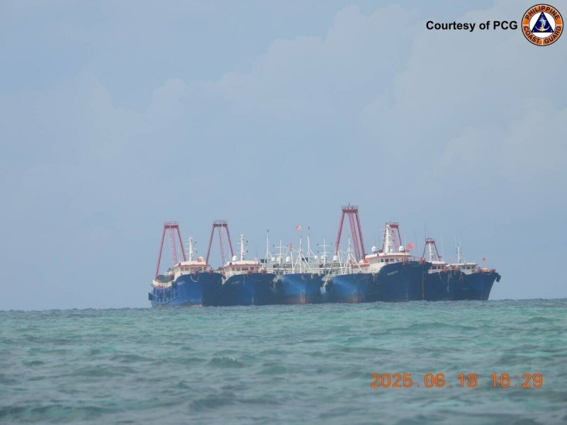 菲律賓海岸防衛隊獲報羅祖爾礁有中國海上民兵船聚集，派遣1機2艦前往調查。   圖：翻攝「臉書」Philippine Coast Guard粉絲專頁