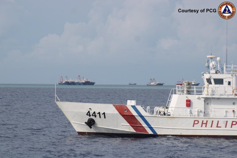 菲律賓海岸防衛隊獲報羅祖爾礁有中國海上民兵船聚集,派遣1機2艦前往調查,此為海上視角。 圖:翻攝「臉書」Philippine Coast Guard粉絲專頁