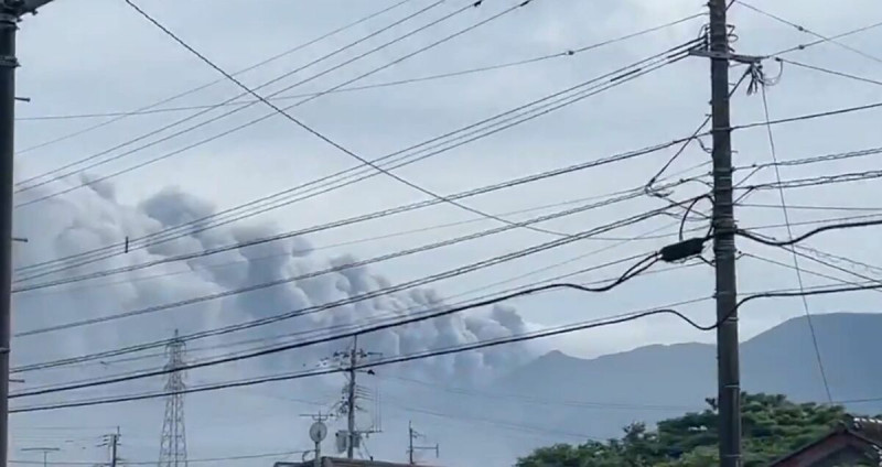 日本九州新燃岳火山再度噴發。（翻攝自X）   