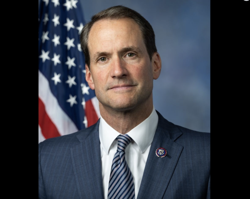 美國眾議院議員希姆斯（Rep. Jim Himes）警告，伊朗恐在美國襲擊前就將濃縮鈾進行轉移。   圖：擷取自「美國眾議院議員希姆斯」的臉書