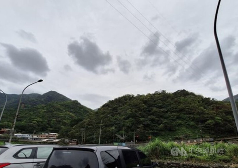 經營酒店的蕭姓男子逝世後，留下新北市瑞芳區猴硐車站旁近乎整座山頭高達8萬坪、價值逾新台幣億元土地，由於遺產稅逾500萬元無人處理，法務部行政執行署宜蘭分署30日上午將拍賣9筆土地。中央社記者王朝鈺傳真  114年6月23日   