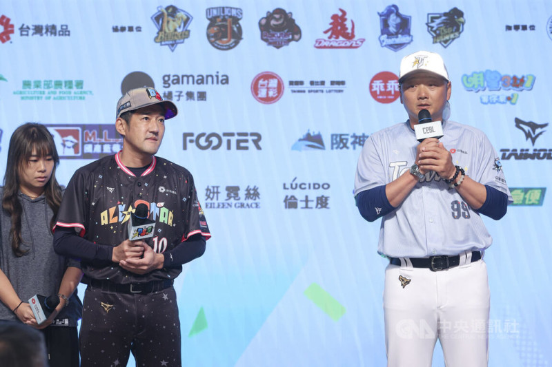 中華職棒23日下午公布明星賽名單，經典賽台灣隊總教練曾豪駒（右）領軍的TEAM TAIWAN與中信兄弟隊總教練平野惠一（左2）帶隊的TEAM STAR將上演巔峰對決，兩人在記者會登台致詞，希望球迷進場為中職和台灣選手加油。中央社記者鄭清元攝  114年6月23日   
