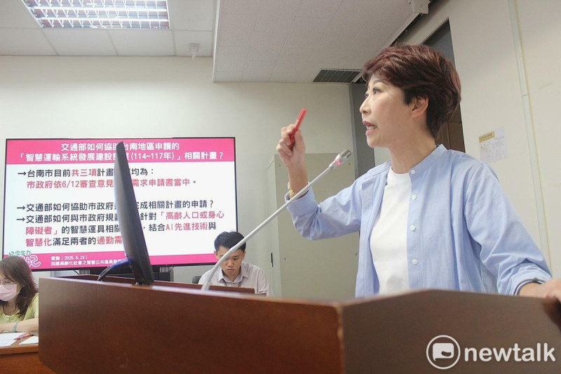 立委陳亭妃針對交通部目前推出各種智慧運輸系統專案，特別強調面對高齡化社會來臨，交通政策應更貼近長者與身心障礙者實際需求，尤其偏鄉地區交通班次稀少，應積極檢討現行規劃並提升整體服務效能。   圖：陳亭妃服務處提供