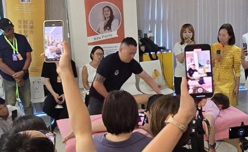 Frank現場示範高賽事級技術。 圖:高雄市國際按摩專業研究發展協會/提供