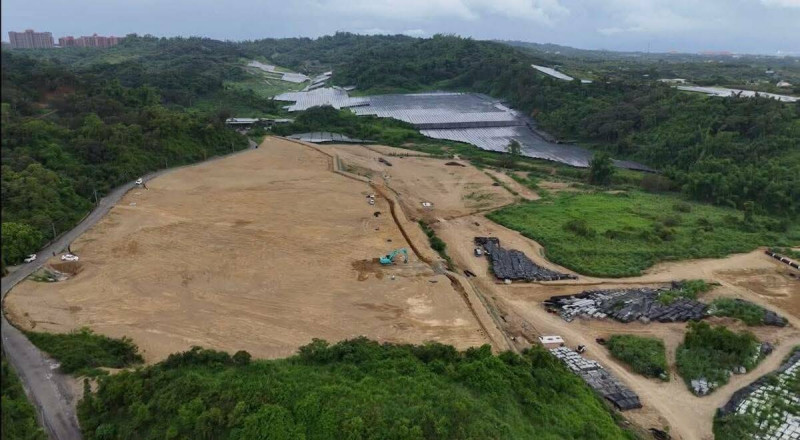 大樹區和山太陽光電發電設施未依水保施工監督，高市府廢止二期水土保持計畫要求終止開發。   圖：取自柯志恩臉書