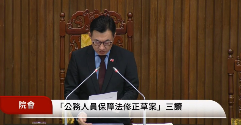 立法院副院長江啟臣三讀《公務人員保障法》部分條文修正案。   圖：擷取自國會頻道