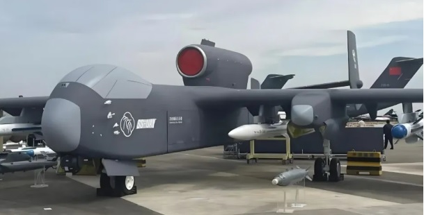 中國「九天」無人機母艦近期公開進行首飛，引發海內外軍事愛好者關注。然而，有印度媒體質疑，「九天」體型龐大且缺乏隱身能力，很可能在實際作戰時成為敵軍的「活靶子」，並將其形容為「紙老虎」。   圖：翻攝自 騰訊網 矚望雲霄