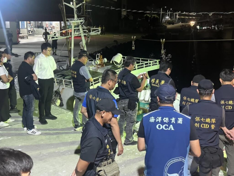 屏東縣吳姓船長指示外籍漁工捕撈並宰殺保育類海豚作為誘餌，以提高鯊魚捕獲量，屏東地檢署獲報展開調查，4月搜索遠洋漁船及吳姓船長位於東港鎮住處。（屏檢提供）   