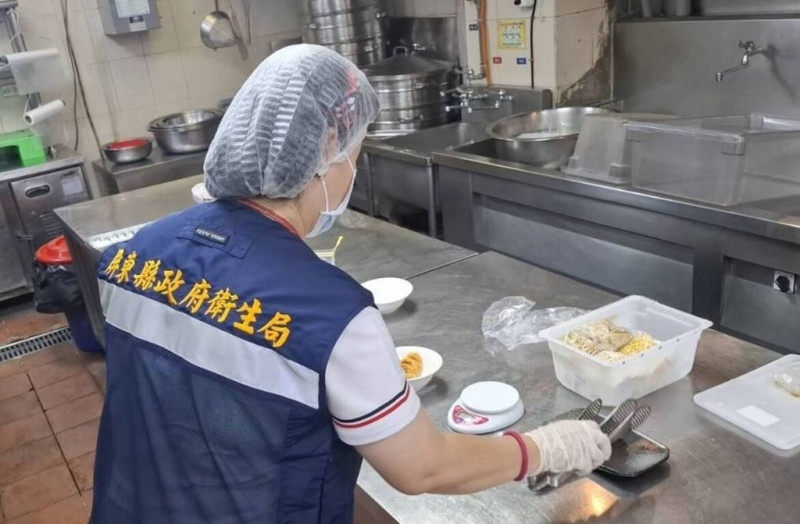 新北市某公司員工旅遊入住墾丁凱撒大飯店，23日退房後，7人疑似食物中毒，抵達高雄後送醫。屏東縣衛生局接獲通報後派員前往進行疫調與環境檢體採樣。（屏東縣衛生局提供）中央社記者黃郁菁傳真  114年6月24日   