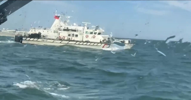 6月23日，4艘中國海警船侵擾金門禁限水域，海巡署派出巡防艇監控。   圖：海巡署提供