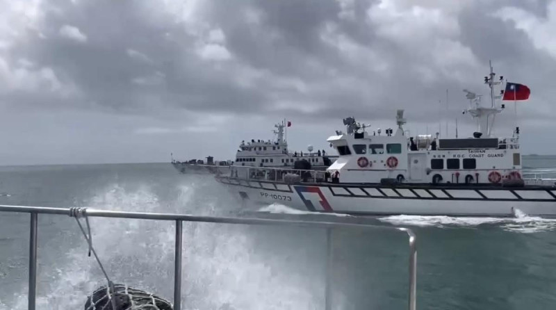 6月20日,中國海警船侵擾金門禁限水域,海巡署派出巡防艇監控。 圖:海巡署提供