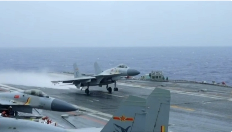 殲-15為中國自研首型固定翼艦載戰鬥機,被視為航母作戰群的核心戰力,具備全天候、全空域精確打擊能力。 圖:翻攝自 央視新聞
