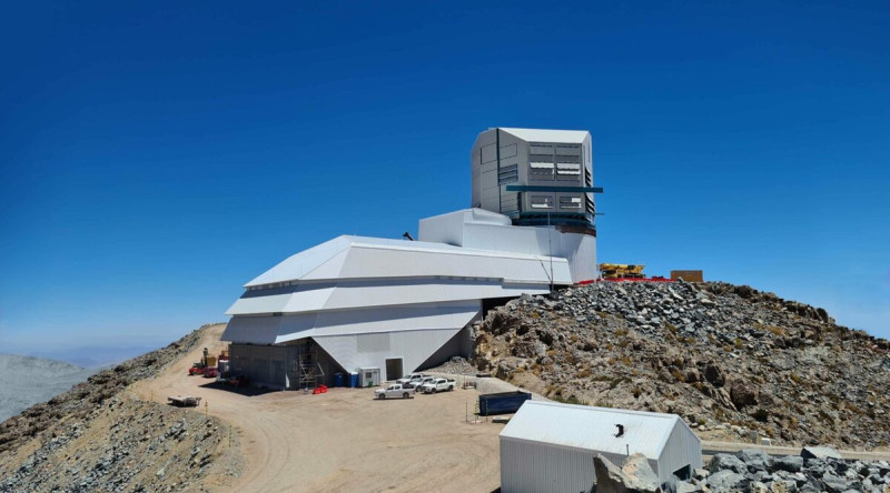 美國最新建成、備受矚目的「維拉‧魯賓天文台」（Vera C. Rubin Observatory），近日釋出首波試拍影像，畫面橫掃上百萬顆遙遠星體，甚至捕捉到逾 2000 顆過去從未被發現的小行星，其中包括 7 顆近地小行星。   圖：翻攝自 Rubin Observatory 網站