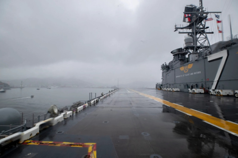 美國海軍美利堅級兩棲突擊艦「的黎波里號」（LHA-7）23日抵達日本佐世保，開啟前沿部署生涯 。   圖：翻攝U.S. Navy