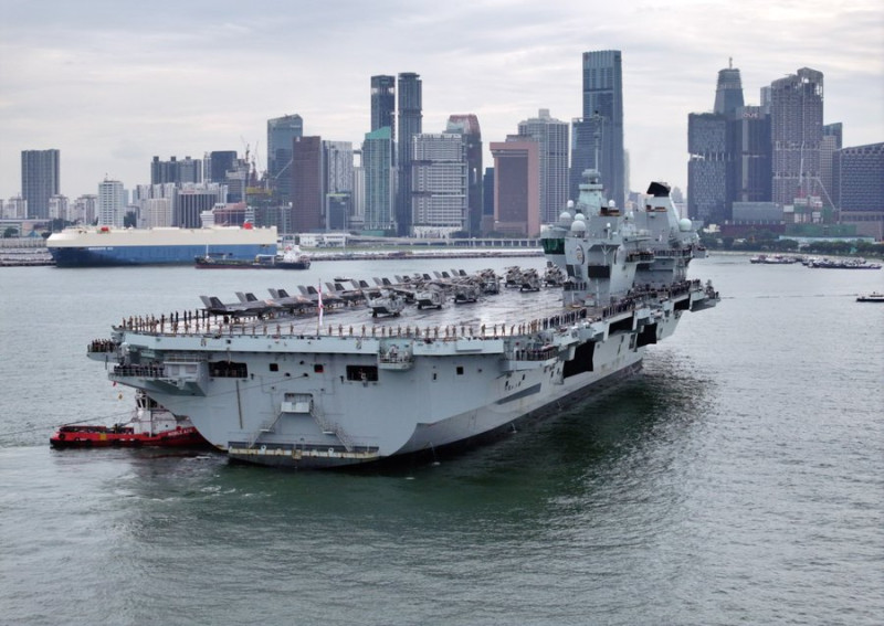 英國皇家海軍「威爾斯親王號（R09）」航空母艦印太部署，23日抵達新加坡。   圖：翻攝「X」@DefenceHQ