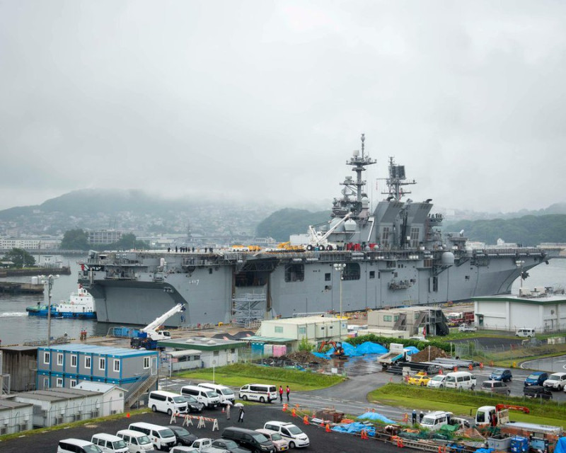 美國海軍美利堅級兩棲突擊艦「的黎波里號」(LHA-7)23日抵達日本佐世保,開啟前沿部署生涯 。 圖:翻攝「X」@USForcesJapan