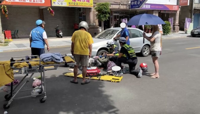 苗栗市78歲李姓老婦24日騎車行經中華路段，從外線左轉橫越車道時，與後方直行的自小客車碰撞，婦人腳踝一度被夾困，消防隊獲報到場協助老婦脫困。（民眾提供）中央社記者管瑞平傳真  114年6月24日   