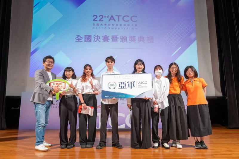 -中山醫大、臺師大與銘傳跨校團隊以青銀共好創新方案榮獲ATCC全國亞軍,圖左起邁肯行銷董事長張志浩、學生林子涵、黃寶儀、鍾靖亭、傅郁棠、謝宜軒。 圖:中山醫大/提供