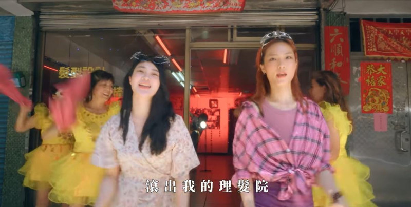 「Taiwan Action」公民罷免影片計畫三階啟動，今（24）日推出三階首支強打、由陳世杰編導的MV、歌舞製作《滾出我的理髮院》。   圖：截自「Taiwan Action」影片