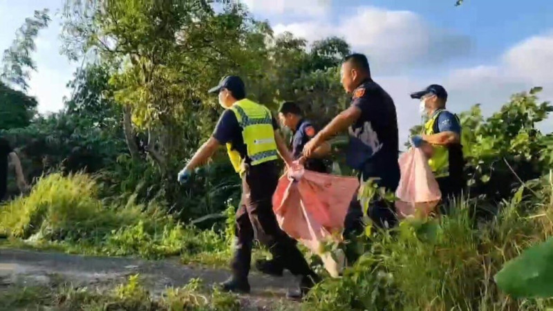 嘉義市90歲蔡姓老婦22日凌晨獨自離家失蹤,警方23日在八掌溪堤防旁草叢間發現滿身擦傷的老婦,將老婦緊急送醫。(警方提供)中央社記者蔡智明傳真 114年6月24日