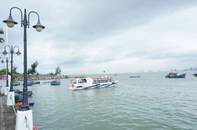 峴港市是越南中部地區重要交通樞紐，擁有中部最大海港—仙沙港。行政區劃調整後，峴港市與廣南省合併，定名為峴港市，行政中心設在峴港。 圖:翻攝自南方周末