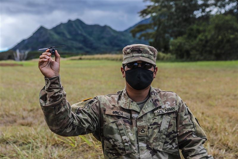 美軍使用挪威製造的「黑色大黃蜂」(Black Hornet)軍用微型無人機。 圖:翻攝DVIDS網站