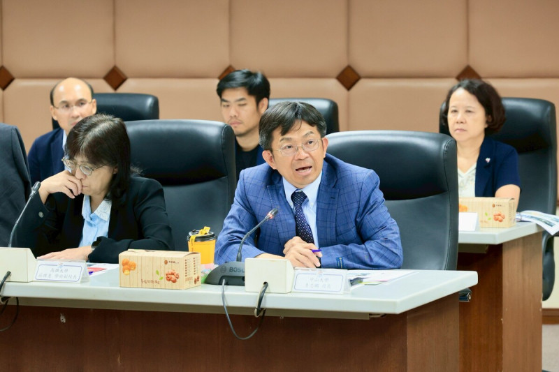 出席校長針對AI師資、人才的認證、培力交換意見。 圖:高雄市政府/提供