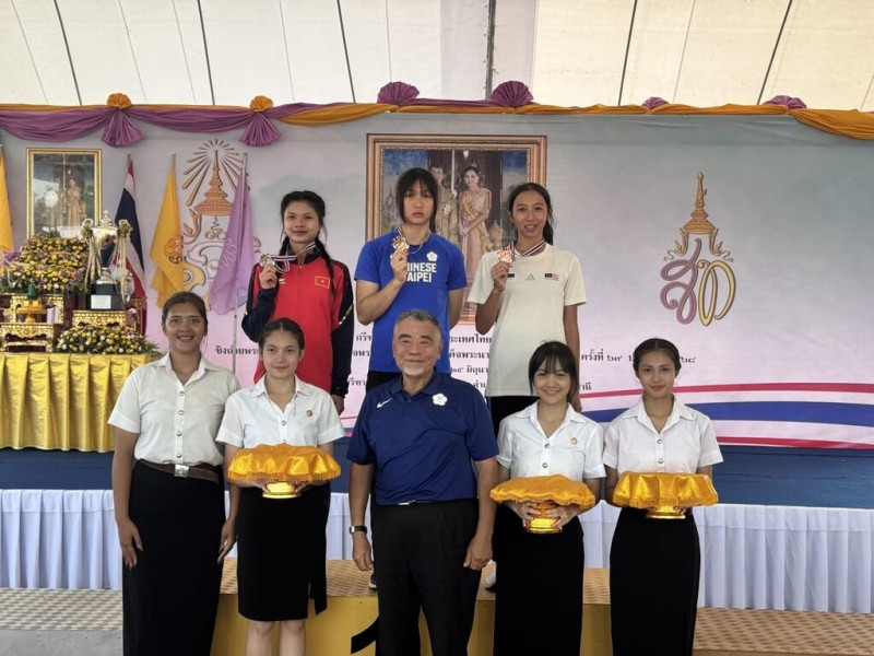 台灣女子7項全能好手林沛萱（後中）24日在2025泰國田徑公開賽順利摘金，成功站上頒獎台。（陳鴻傑提供）中央社記者黎建忠傳真  114年6月24日   