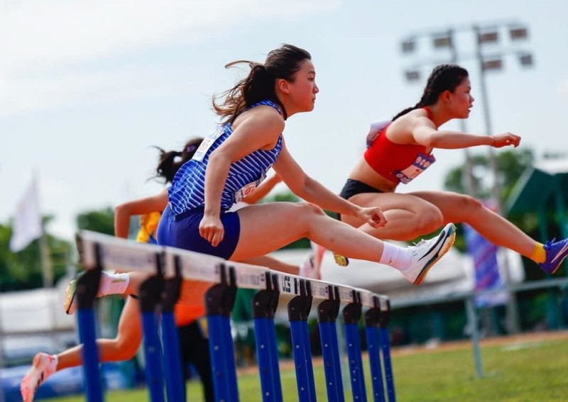 台灣女子7項全能好手林沛萱(前)在2025泰國田徑公開賽女子100公尺跨欄項目取得好成績拿下第一,最終也順利以總分4896分榮獲金牌。(陳鴻傑提供)中央社記者黎建忠傳真 114年6月24日